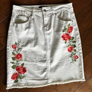 Earl Jeans White Skirt Red Floral Embroidery Stretch Denim